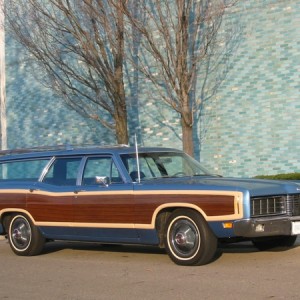 1970 Ford Ltd Country Squire - Front 3/4 View